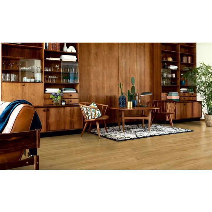 Parquet laminado roble señorial de la marca pergo de la serie original excellence sensation resistente al agua superficialmente l0231-03370 en un ambiente de habitación.