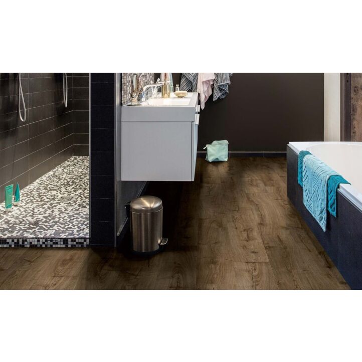 parquet laminado roble granja de la marca pergo de la serie living expression sensation resistente al agua superficialmente l0331-03371 en un ambiente de baño.