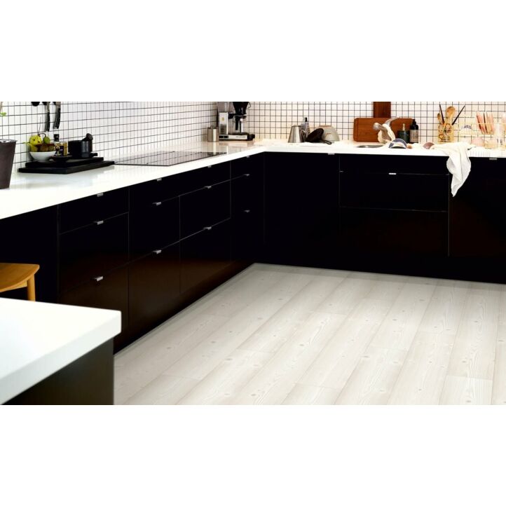 parquet laminado pino blanco cepillado de la marca pergo de la serie original excellence sensation resistente al agua superficialmente l0231-03373 en un ambiente de habitación.