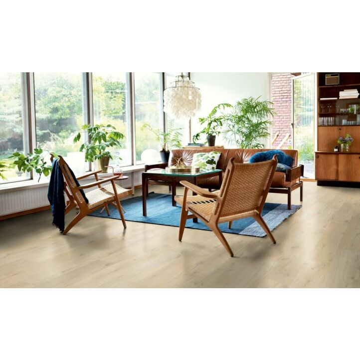 parquet laminado roble costero de la marca pergo de la serie living expression sensation resistente al agua superficialmente l0331-03374 en un ambiente de habitación.