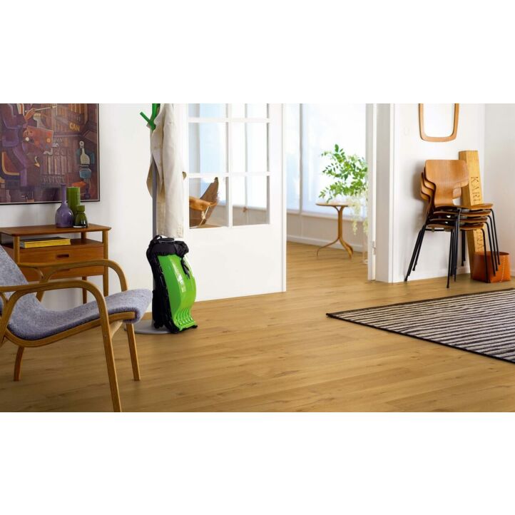 Parquet laminado roble rústico de la marca pergo de la serie living expression sensation resistente al agua superficialmente l0331-03375 en un ambiente de habitación.