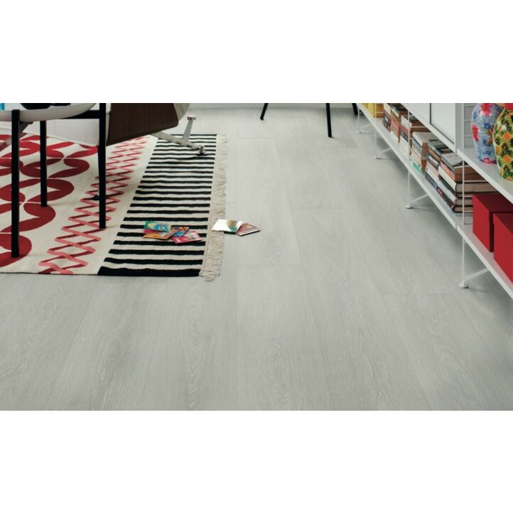 Parquet laminado de la marca pergo de la gama original excellence roble siberiano L0234-03568 en un ambiente de habitación.