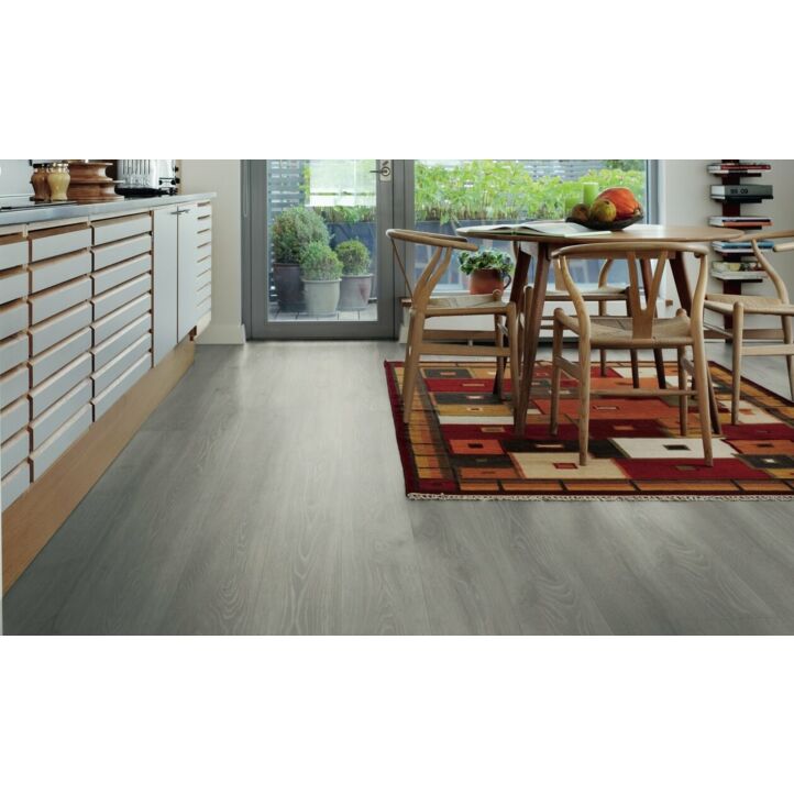 Parquet laminado de la marca pergo de la gama original excellence roble montaña rocosa L0234-03570 en un ambiente de habitación.