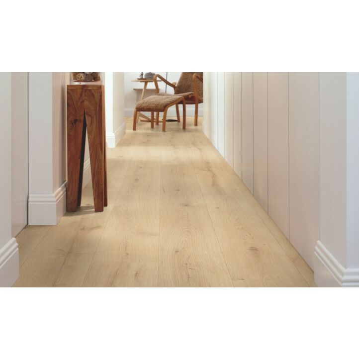Parquet laminado de la marca pergo de la gama original excellence roble costa L0234-03571 en un ambiente de un pasillo.