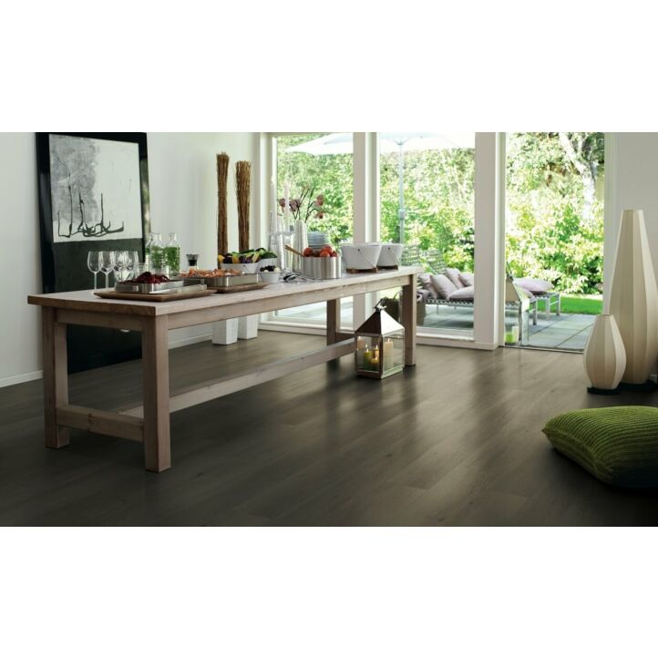 Parquet laminado de la marca pergo de la gama original excellence roble country L0234-03590 en un ambiente de habitación.