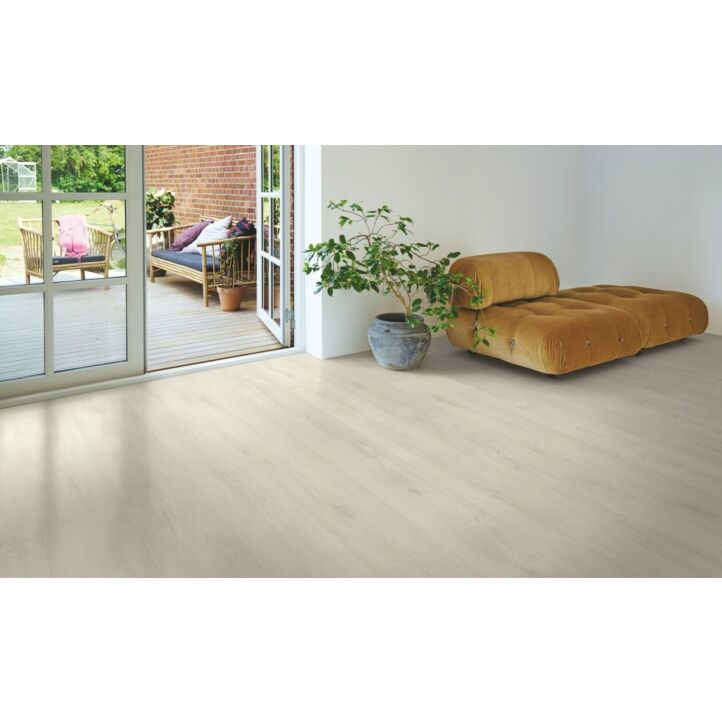 Parquet laminado de la marca pergo de la gama original excellence roble fiordo claro L0234-03862 en un ambiente de habitación.