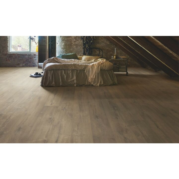 Parquet laminado de la marca pergo de la gama original excellence roble cabaña L0234-03864 en un ambiente de habitación.