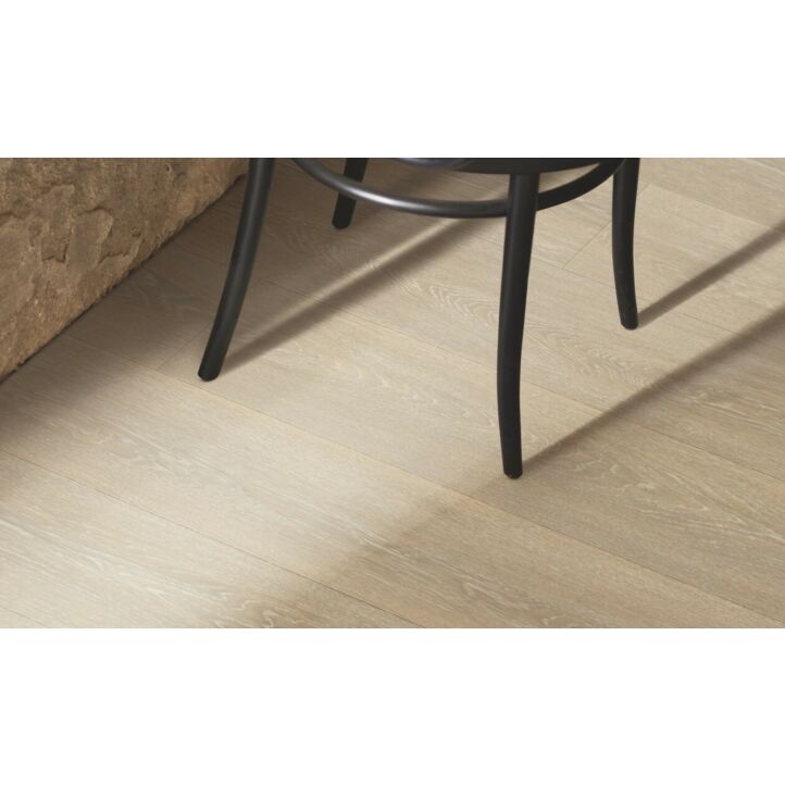 Parquet laminado de la marca pergo de la gama original excellence roble Nórdico Tiza L0234-03865 en un ambiente de habitación.