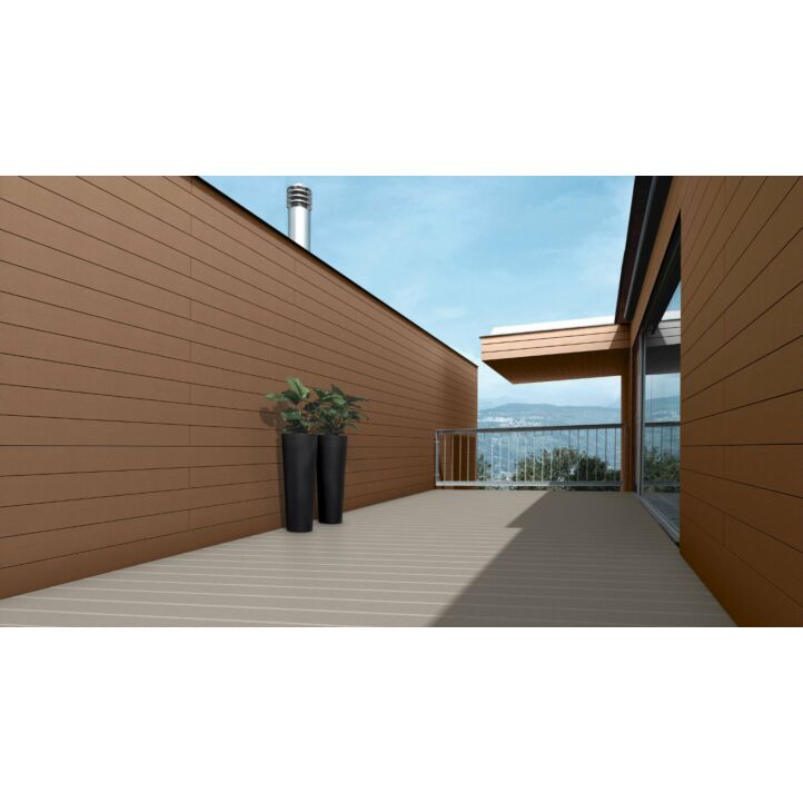 Exterior Cdeck de carbono-cork en lama alveolar madera roja en un ambiente de terraza exterior.