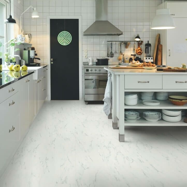 Parquet vinílico de la marca Pergo mármol italiano V3120-40136 de la serie optimum en un ambiente de cocina.