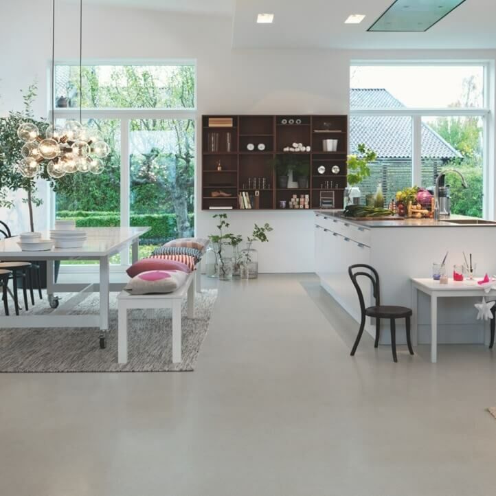Parquet vinílico de la marca Pergo mineral moderno gris V3120-40142 de la serie optimum en un ambiente de cocina.