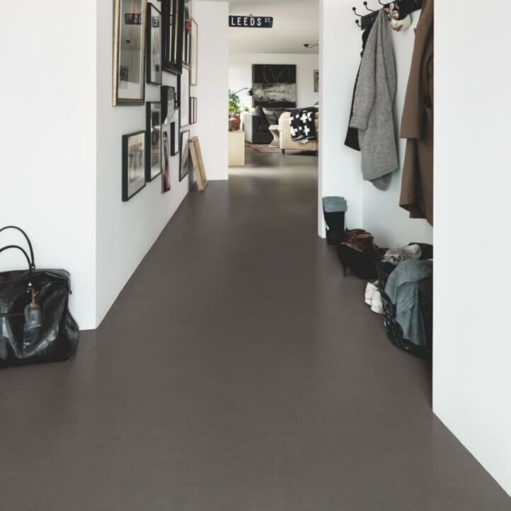 Parquet vinílico de la marca Pergo mineral moderno negro V3120-40143 de la serie optimum en un ambiente de salón.