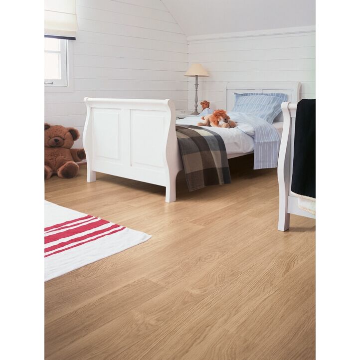 Parquet laminado de roble barnizado blanco de la marca quick-step de la serie eligne en un ambiente de habitación.