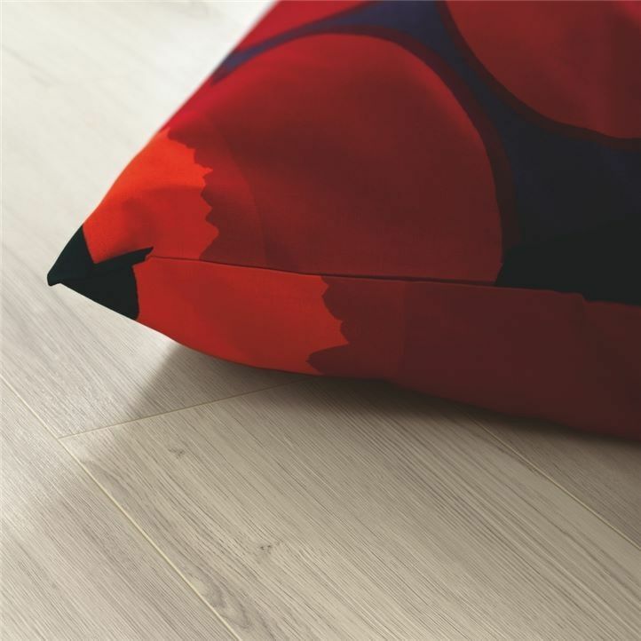 suelo laminado de la marca pergo de la serie domestic elegance roble gris claro L0601-04395 en vista de detalle.