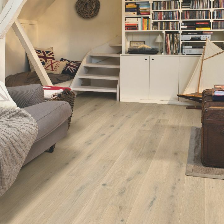 Quick-Step Compact Roble blanco Himalaya extramate COM3098 en vista de ambiente