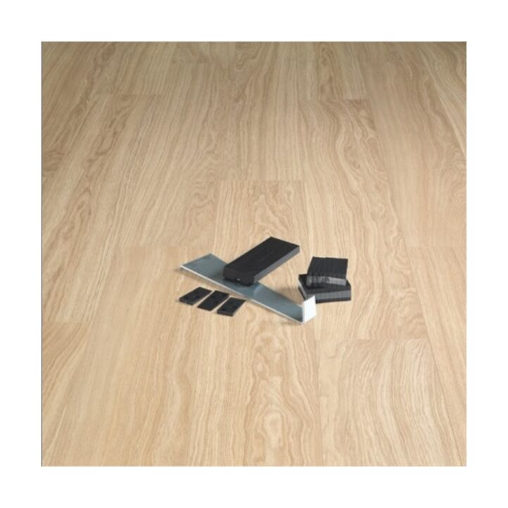 kit de instalación de Quick-Step encima de un suelo de parquet.