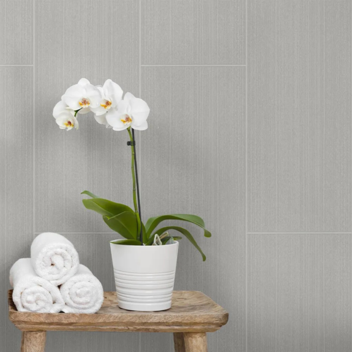 Revestimiento de pared de pvc en lamas con un diseño de ladrillo gris instalado en un baño.