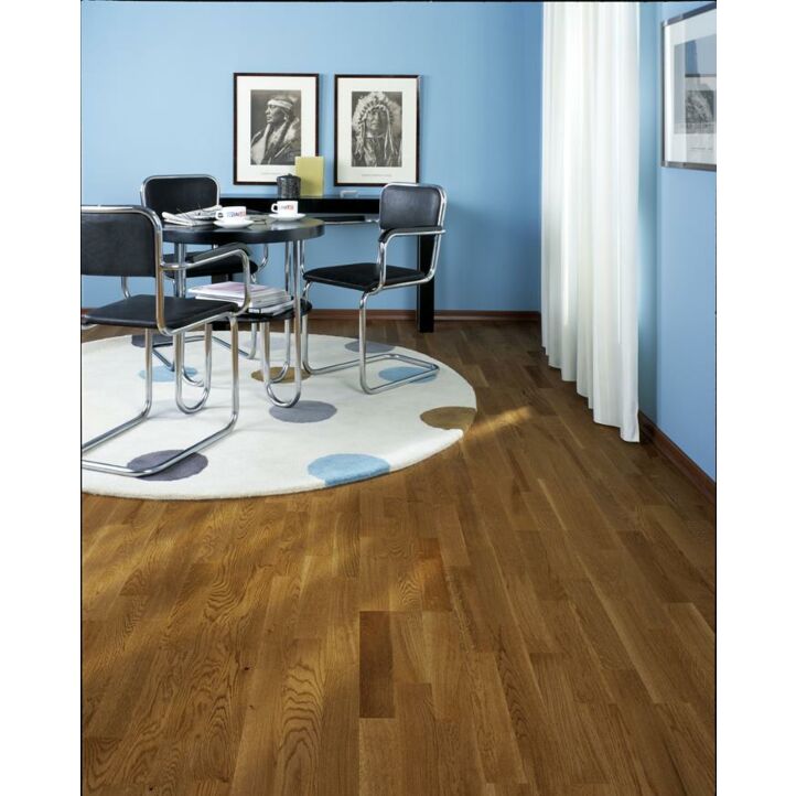 Suelo multicapa Kahrs de madera natural Supreme Smaland Roble Handbord en un ambiente de habitación