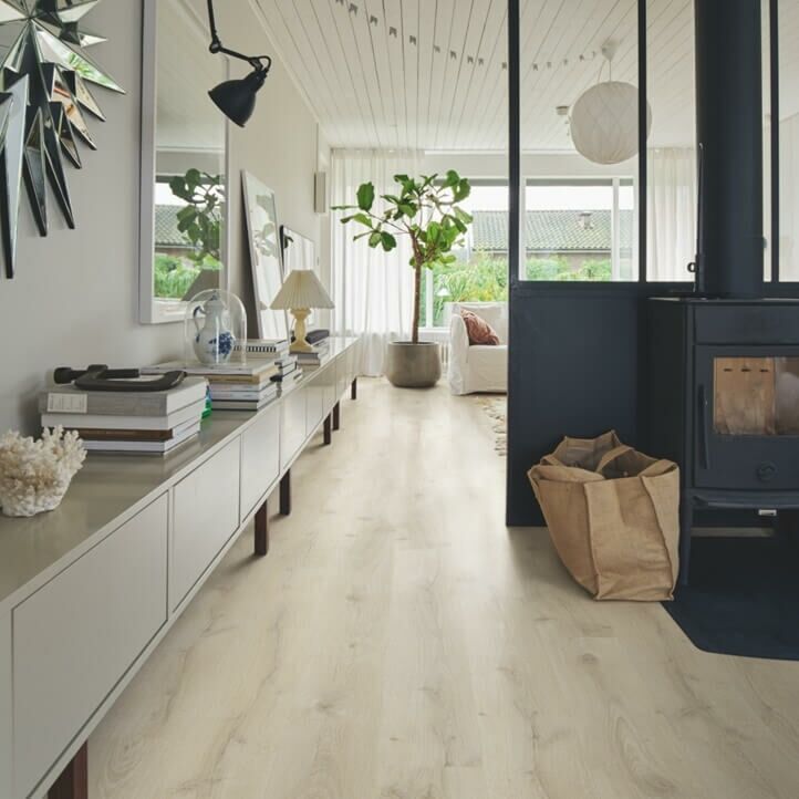 Parquet vinílico de la marca Pergo roble montaña beige V2107-40162 de la serie premium en un ambiente de habitación.