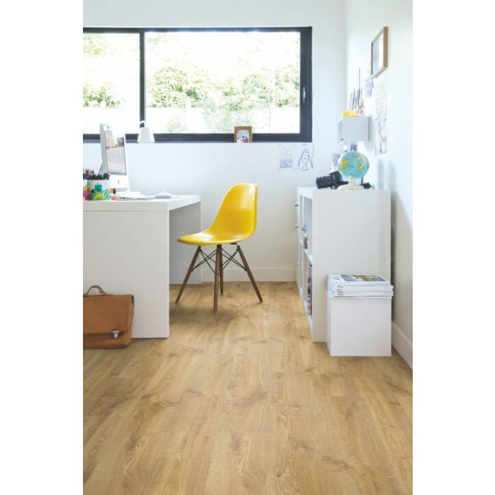 Parquet laminado de roble natural louisiana CR3176 de la marca Quick-Step de la colección CREO en un ambiente de habitación.