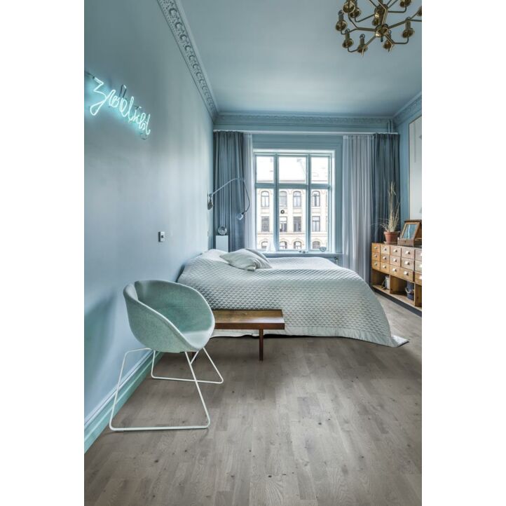 tarima flotante kahrs original sand collection roble estoril en un salón