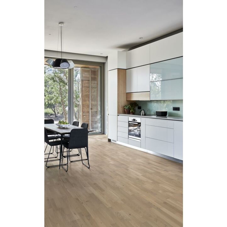 Suelo multicapa de madera natural Kahrs Supreme DA CAPO Roble Indossati en un ambiente de habitación