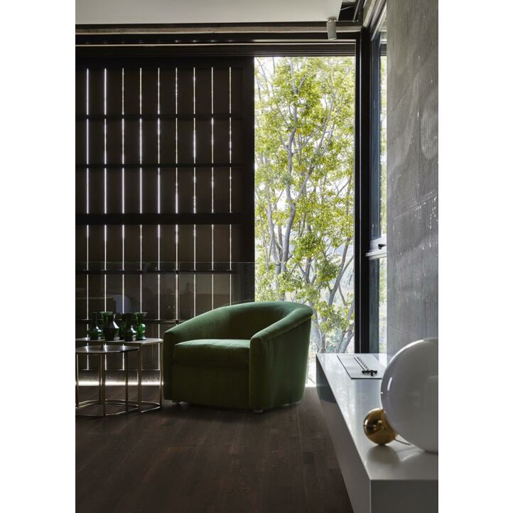 Suelo multicapa de madera natural Kahrs Supreme DA CAPO Roble Indossati en un ambiente de habitación