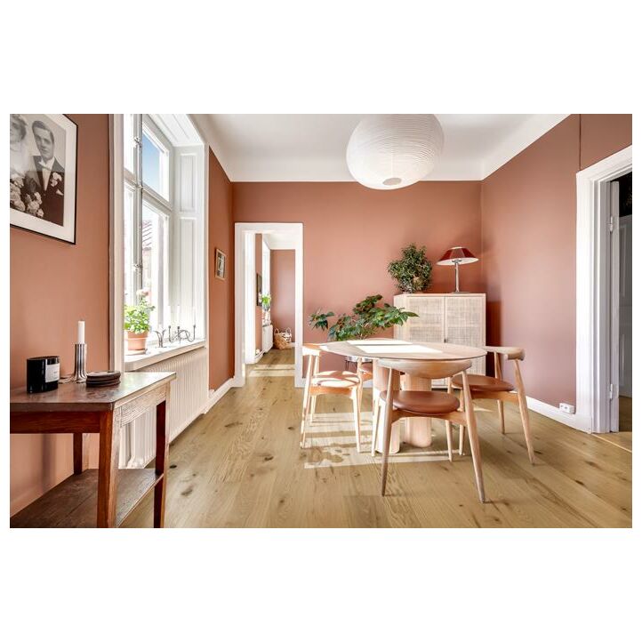 Suelo multicapa Kahrs de madera natural Supreme Smaland Roble Handbord en un ambiente de habitación