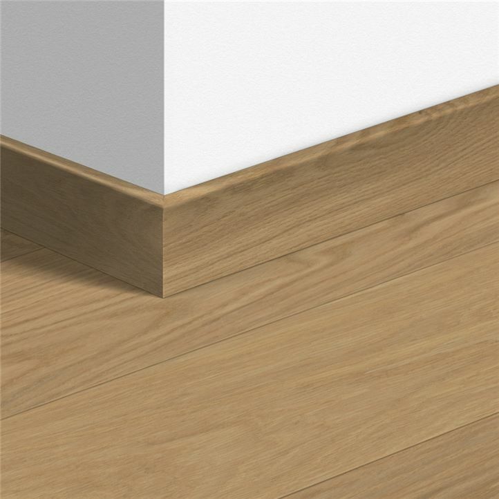 Suelo Quick Step de parquet, con rodapié blanco - Stildicaxi