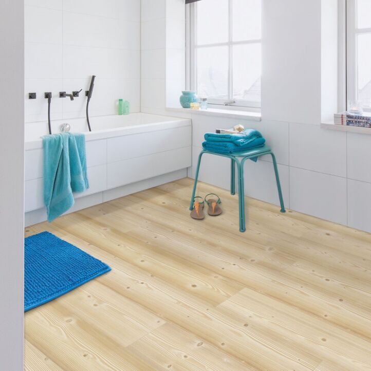 Parquet laminado de pino natural im 1860 de la marca quick-step de la serie impressive  en un ambiente de habitación.