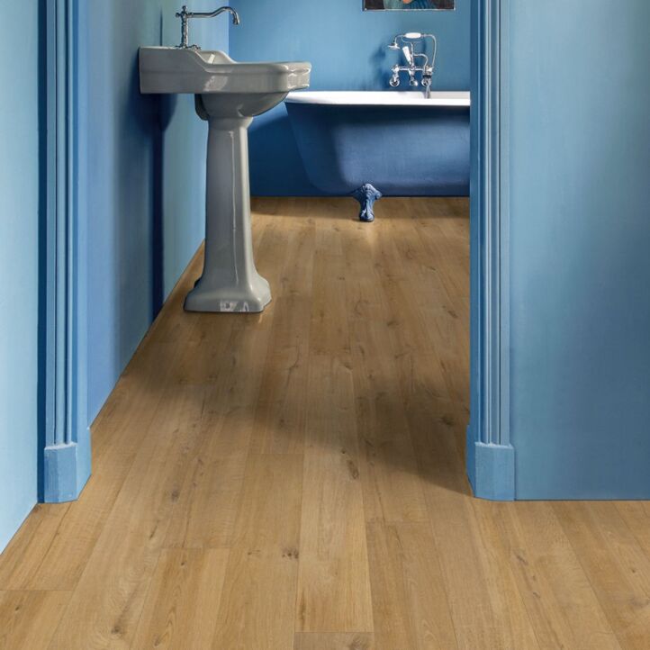Parquet laminado de roble suave natural im 1855 de la marca quick-step de la serie impressive en un ambiente de habitación.