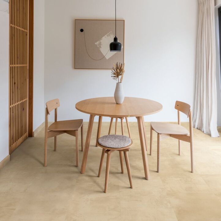 Suelo laminado de Quick-Step de la colección Muse Arenisca instalado en un comedor.