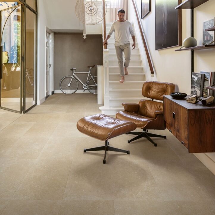 Suelo laminado de Quick-Step de la colección Muse Arenisca instalado en un ambiente de recibidor.