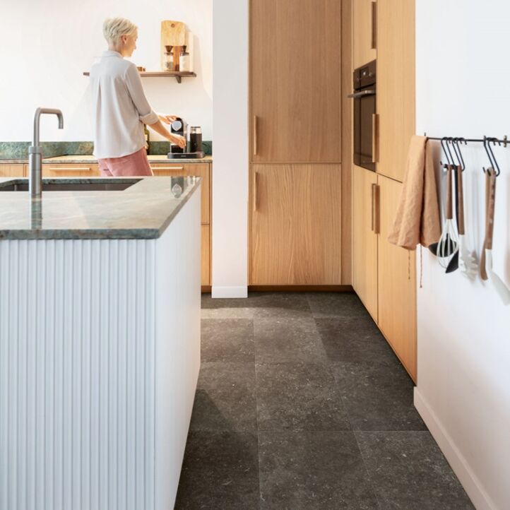 Suelo laminado de Quick-Step de la colección Muse Bluestone Ahumado instalado en una cocina