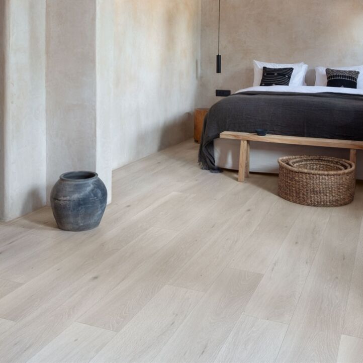 Parquet laminado de roble long island claro de la marca quick-step de la serie largo en un ambiente de habitación.