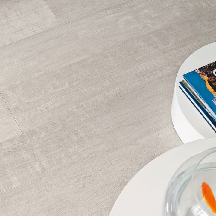 Parquet laminado de roble pacífico de la marca quick-step de la serie largo en un ambiente de habitación.
