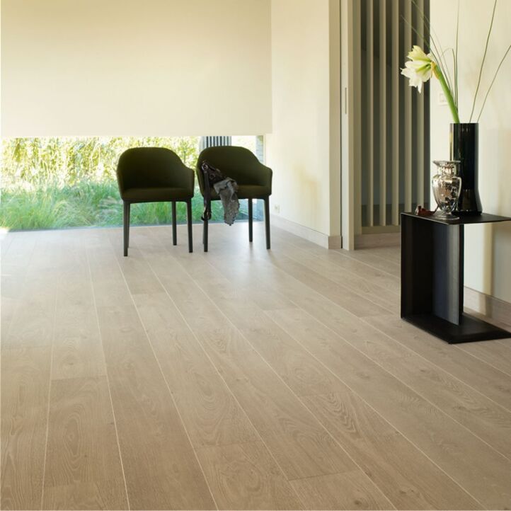 Suelo laminado de roble vintage blanco de la marca quick-step de la serie largo en vista de detalle