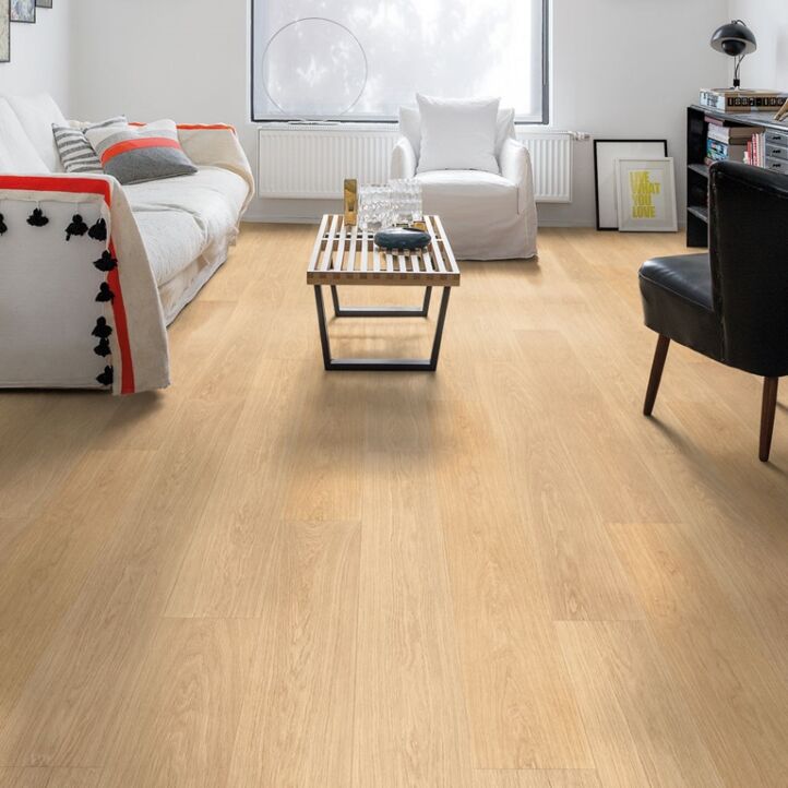 Parquet laminado de roble barnizado blanco de la marca quick-step de la serie largo en un ambiente de habitación