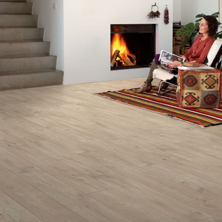 Parquet laminado de roble dominicano natural de la marca quick-step de la serie largo en un ambiente de habitación.