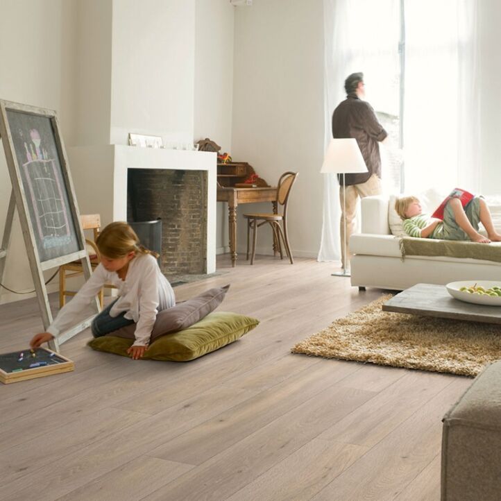 Parquet laminado de roble long island natural de la marca quick-step de la serie largo en un ambiente de habitación.