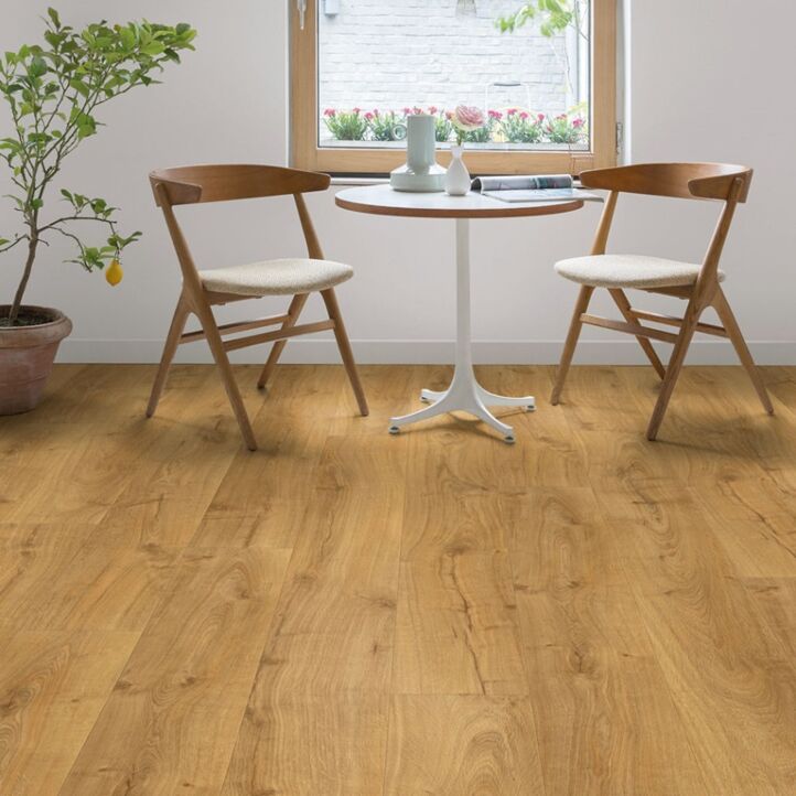 Parquet laminado de roble cambridge natural de la marca quick-step de la serie largo en un ambiente de habitación.
