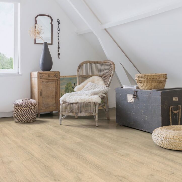 Parquet laminado de roble bosque beige MJ3545 de la marca Quick-Step de la serie Majestic en un ambiente de habitación.