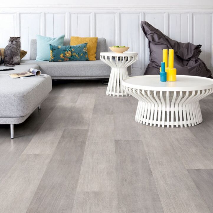 Parquet laminado de roble auténtico de la marca quick-step de la serie largo en un ambiente de habitación.