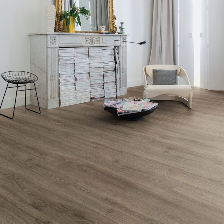 Parquet laminado de roble bosque marron de la marca quick-step de la serie majestic en un ambiente de habitación.