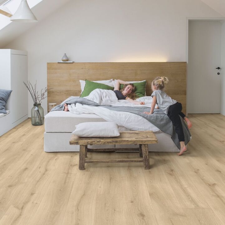 Parquet laminado de roble desierto claro natural de la marca quick-step de la serie majestic en un ambiente de habitación.
