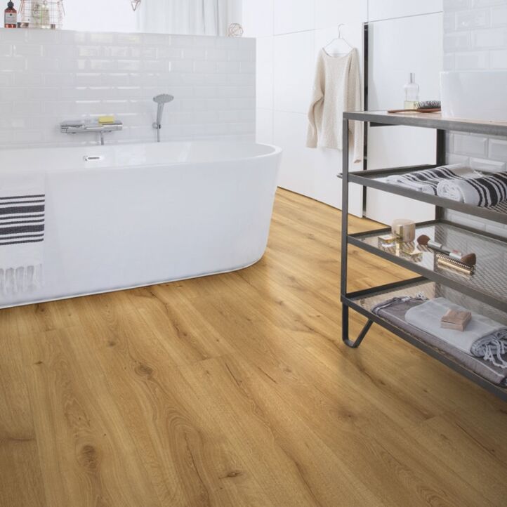 Parquet laminado de roble desierto cálido natural de la marca quick-step de la serie majestic en un ambiente de habitación.
