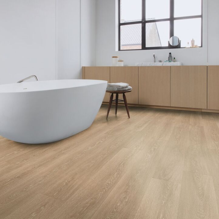 Parquet laminado de roble valle marrón claro de la marca quick-step de la serie majestic en un ambiente de habitación.