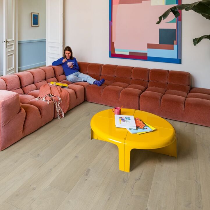 Parquet laminado de roble medio im 1856 de la marca quick-step de la serie impressive  en un ambiente de habitación.