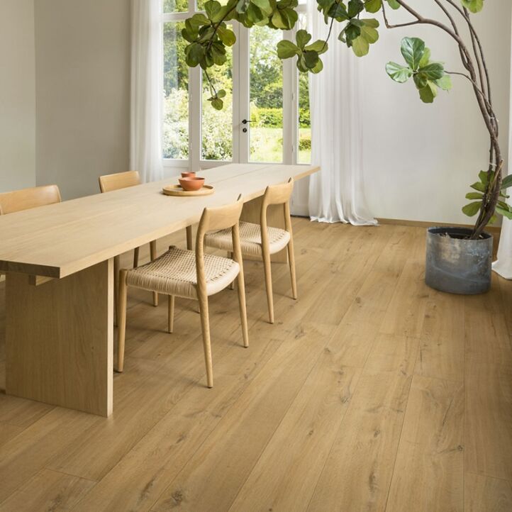 Parquet laminado de roble suave natural im 1855 de la marca quick-step de la serie impressive en un ambiente de habitación.