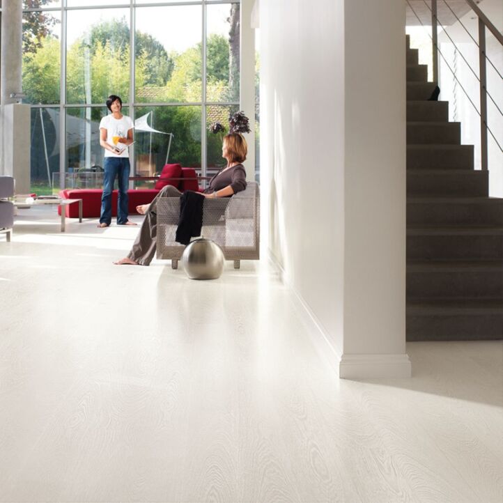 Parquet laminado de wengé passionata de la marca quick-step de la serie eligna en un ambiente de habitación.